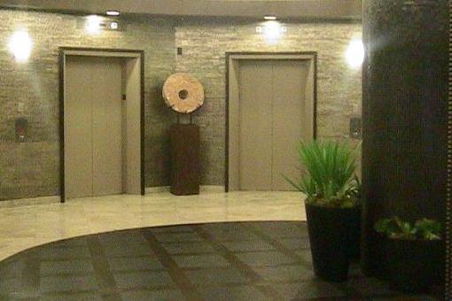 Eingangshalle mit Fahrstuhl