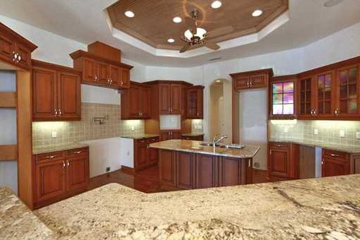 Küche mit Granitarbeitsplatten