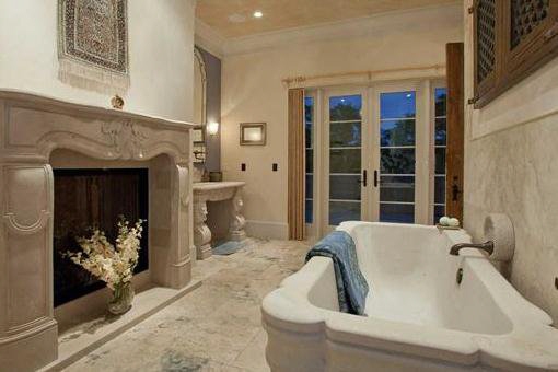 Luxuriöses Badezimmer mit Feuerstelle