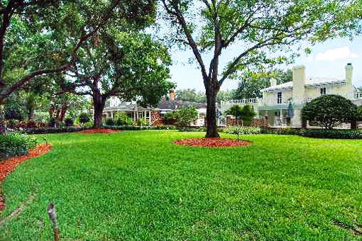 Spacious outside entertainment area