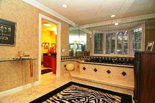 Big bathroom with a bath tub