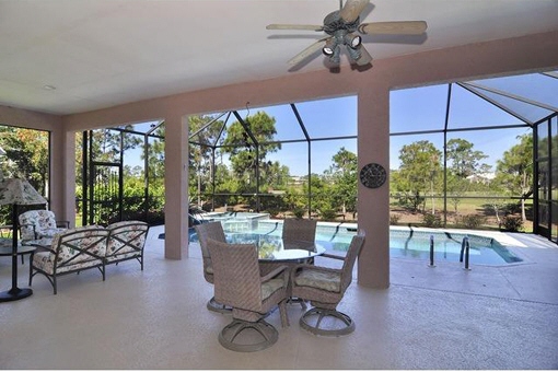 Großzügige Terrasse mit Pool in Fort Myers