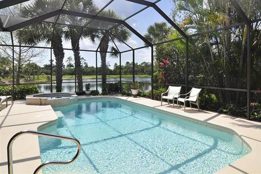 Terrasse mit Salzwasserpool am See und am Giolfplatz in Fort Myers