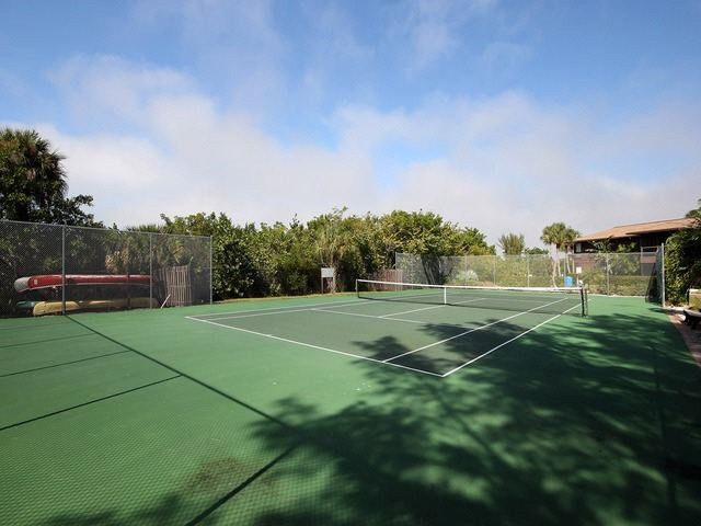 Anliegender Tennisplatz